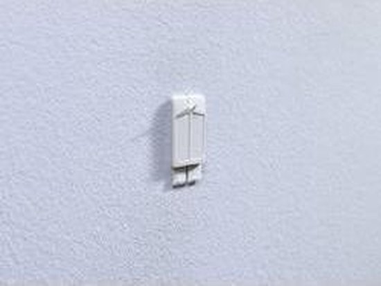 tesa Powerstrip avec deux bandes adhésives sur un papier peint texturé.