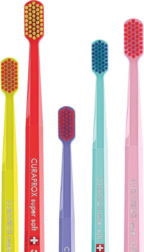 Vijf Curaprox tandenborstels in verschillende kleuren: geel, rood, paars, turkoois en roze.