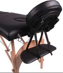 Voetensteun en verstelbare hoofdsteun van de zwarte Alora massagetafel.