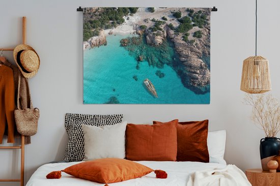 Tapisserie Sardaigne - Une vue aérienne d'une plage de sable blanc entre les rochers.