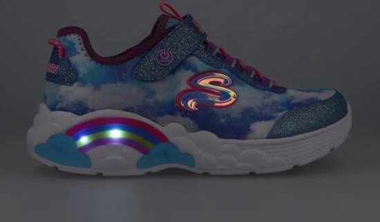 Blauwe en paarse meisjes sneaker van Skechers met regenboogprint, roze veters en glitterdetails. De regenboog aan de zijkant is verlicht.