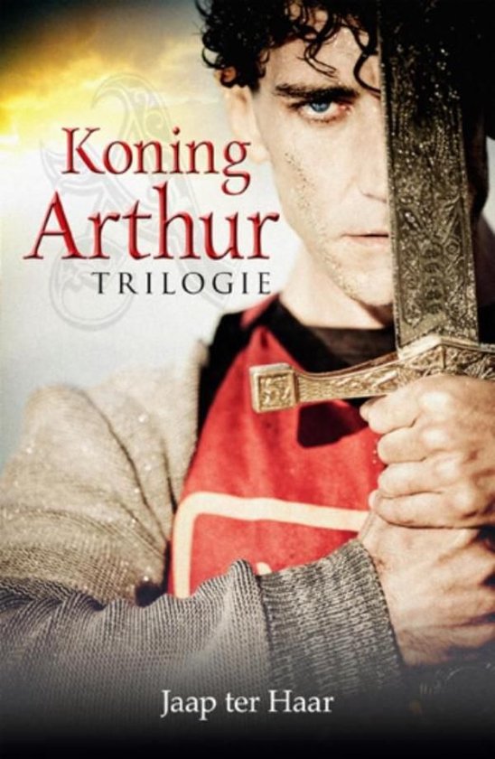 Een boekcover van de 'Koning Arthur trilogie' met een close-up van een man die een zwaard vasthoudt, met de tekst 'Koning Arthur TRILOGIE' en 'Jaap ter Haar'.