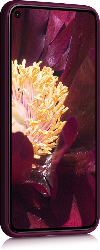 Bordeaux-violet telefoonhoesje om de voorkant van een telefoon met bloemenachtergrond.