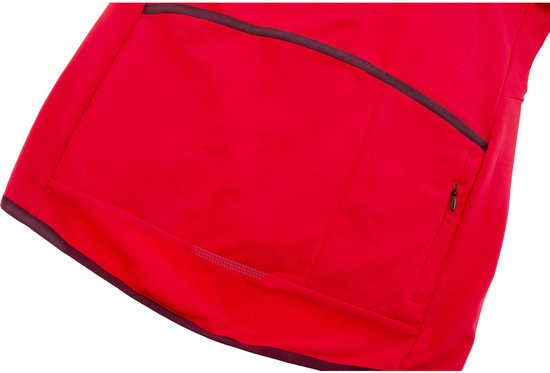 Detail van de achterzakken van een rood fietsshirt met lange mouwen.