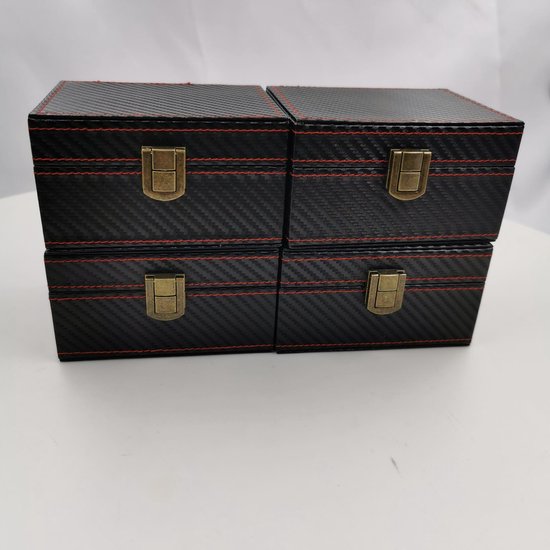 Vier gesloten zwarte, carbon-look dozen met rode stiksels en gouden sluitingen.