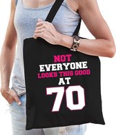 Not everyone looks this good at 70 cadeau tasje zwart voor dames - 70 jaar verjaardag kado tasje