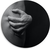 Dibond Wandcirkel - Hand op Lichaam (zwart/wit) - 80x80cm Foto op Aluminium Wandcirkel (met ophangsysteem)