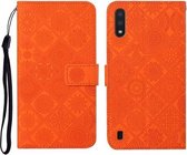 Voor Samsung Galaxy A01 etnische stijl reliëf patroon horizontale flip lederen tas met houder & kaartsleuven & portemonnee & lanyard (oranje)