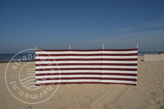 Bordeauxrood met witte horizontale strepen windscherm op het strand