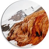 Dibond Wandcirkel - Besneeuwde Berg met Oranje Stuk - 50x50cm Foto op Aluminium Wandcirkel (met ophangsysteem)