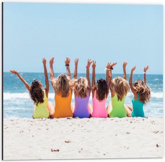 Dibond - Vriendinnen op het Strand - 50x50cm Foto op Aluminium (Met Ophangsysteem)