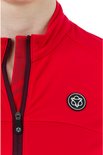 Detail van de halslijn van het rode fietsshirt met ritssluiting en logo.