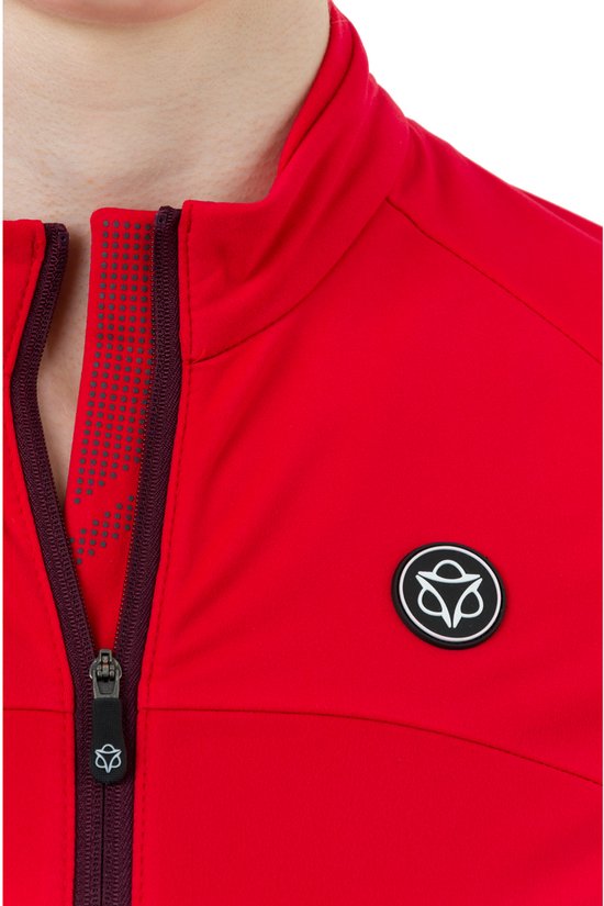 Detail van de halslijn van het rode fietsshirt met ritssluiting en logo.