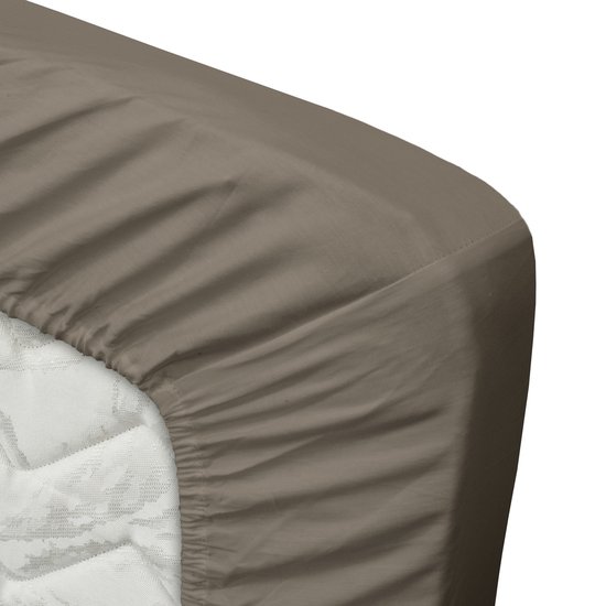 Taupe hoeslaken met elastiek rondom, strak om een matras gespannen.