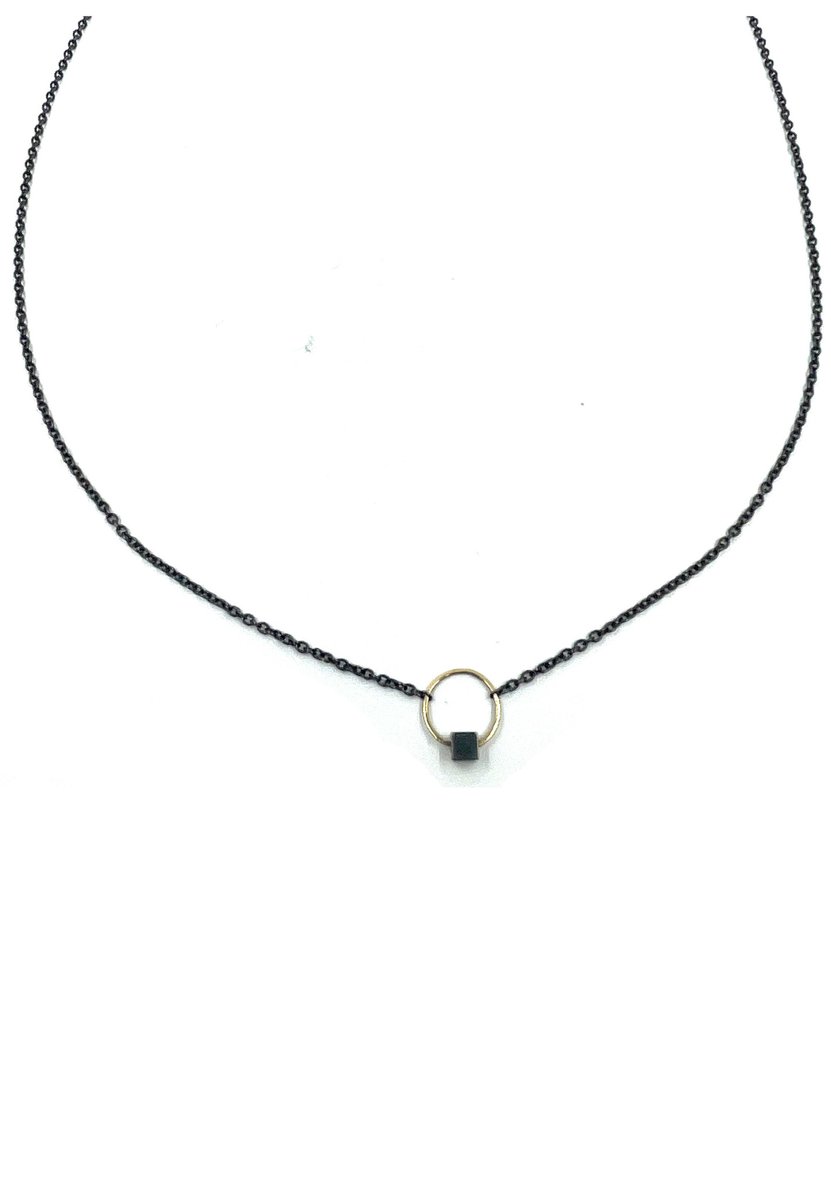 Handgemaakt zwart zilveren oogjescollier met 14 karaat geel gouden oog, van goudsmederij vanNienke met zilveren blokje en 1.3mm ankerschakel ketting.