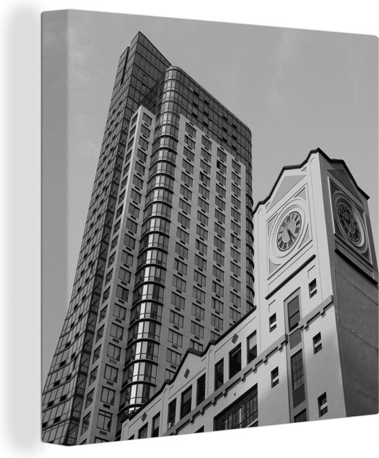 Canvas Schilderij Zwart-wit beeld oude klokkentoren naast modern gebouw in New York - 20x20 cm - Wanddecoratie