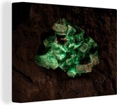Canvas Schilderij Groene edelsteen in rots - 120x90 cm - Wanddecoratie