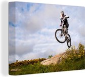 Canvas Schilderij Man springt op een mountainbike - 120x90 cm - Wanddecoratie