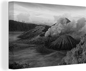 Canvas Schilderij Indonesië - Vulkaan - Zwart - Wit - 30x20 cm - Wanddecoratie