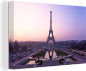 Canvas Schilderij Paarse lucht boven de Eiffeltoren in Parijs - 90x60 cm - Wanddecoratie
