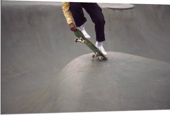 Dibond - Skateboarder op Baan - 120x80cm Foto op Aluminium (Wanddecoratie van metaal)
