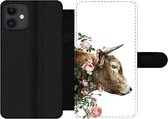 Bookcase Geschikt voor iPhone 11 telefoonhoesje - Schotse hooglander - Koe - Bloemen - Met vakjes - Wallet case met magneetsluiting