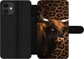 Bookcase Geschikt voor iPhone 12 Pro telefoonhoesje - Schotse hooglander - Vacht - Panterprint - Met vakjes - Wallet case met magneetsluiting