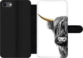 Bookcase Geschikt voor iPhone SE 2020 telefoonhoesje - Schotse hooglander - Dieren - Black and gold - Met vakjes - Wallet case met magneetsluiting