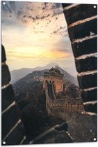 WallClassics - Tuinposter – Chineese Muur vanuit het Raam - 80x120 cm Foto op Tuinposter  (wanddecoratie voor buiten en binnen)