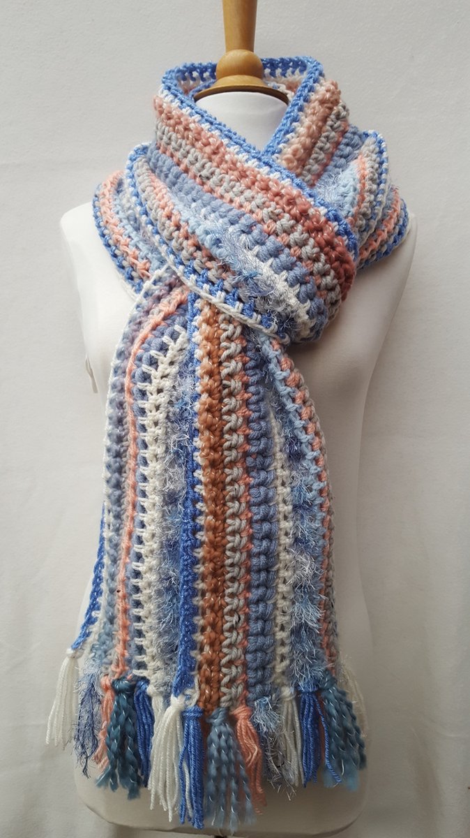 Lange sjaal met franjes gehaakt in ijsblauw zalmroze creme warme  wintersjaal | bol.com
