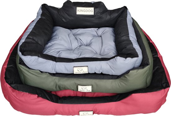 Trois coussins pour chien empilés dans les couleurs rouge, vert et gris. Logos Kingdog.