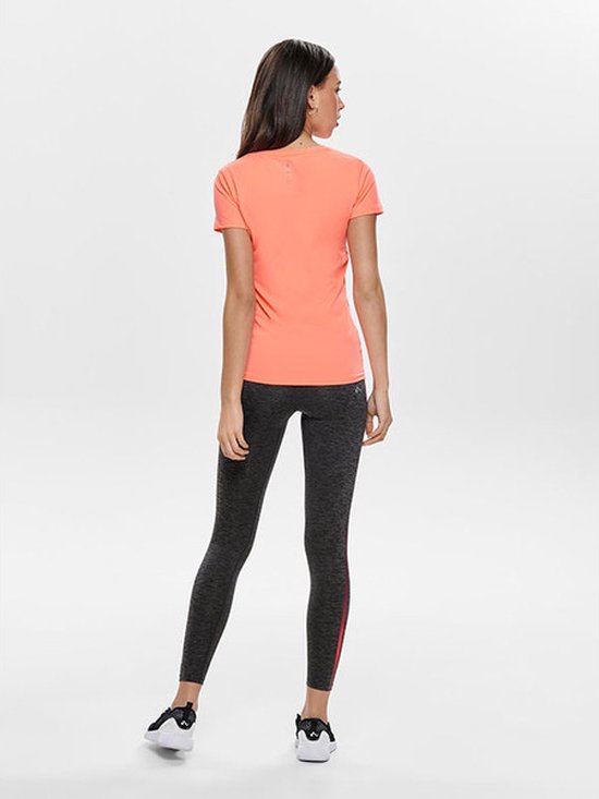 Model van achteren, draagt lichtoranje sportshirt met korte mouwen en een donkergrijs sportbroekje.