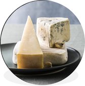 Gros plan de fromage sur une assiette Cercle mural aluminium ⌀ 120 cm - Tirage photo sur cercle mural / cercle vivant / cercle de jardin (décoration murale)