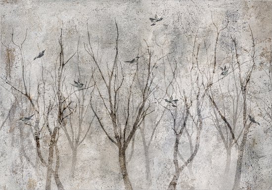 Papier peint avec un imprimé d'arbres nus et d'oiseaux en vol sur un fond de béton.