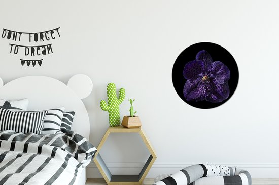 Gros plan d'une orchidée violette sur fond noir Cercle mural aluminium ⌀ 30 cm - tirage photo sur cercle mural / cercle vivant / cercle de jardin (décoration murale)