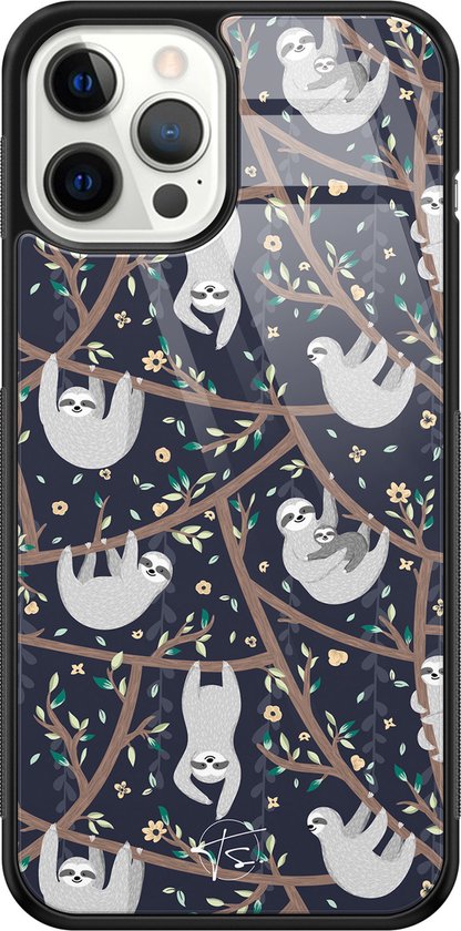 Housse noire avec des paresseux, des branches et un motif floral. Certains paresseux pendent, d'autres sont assis.