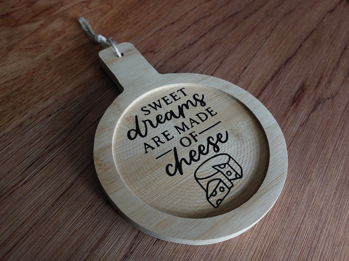 Rond Serveerplankje - Sweet Dreams are made of Cheese - Serveerplankje 16 cm - Kaasplankje - Serveerplank met Hanger