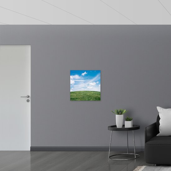 WallClassics - Canvas  - Heldere Lucht met Wolken boven Gras Heuvel - 60x60 cm Foto op Canvas Schilderij (Wanddecoratie op Canvas)
