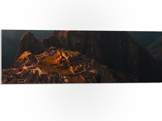 WallClassics - PVC Schuimplaat - Machu Pichu Berg in Peru bij Zonsondergang - 90x30 cm Foto op PVC Schuimplaat (Met Ophangsysteem)