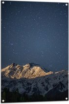 WallClassics - Tuinposter – Heldere Sterrenhemel boven Witte Bergtoppen - 70x105 cm Foto op Tuinposter  (wanddecoratie voor buiten en binnen)