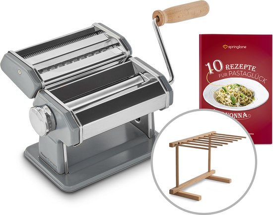 Grijze pastamachine met houten hendel, bijbehorend pastadroogrek en het receptenboek 10 Rezepte für Pastaglück.