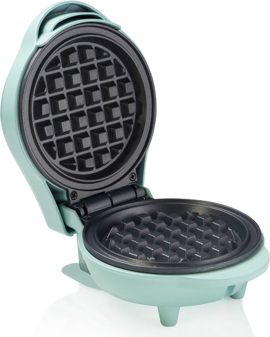 Open lichtblauw wafelijzer met zwarte anti-aanbakplaten, waarvan de bovenste plaat het wafelpatroon heeft.