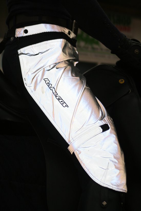 Lichtgevende beenstukken met 'Rainlegs' logo, gedragen over zwarte kleding.