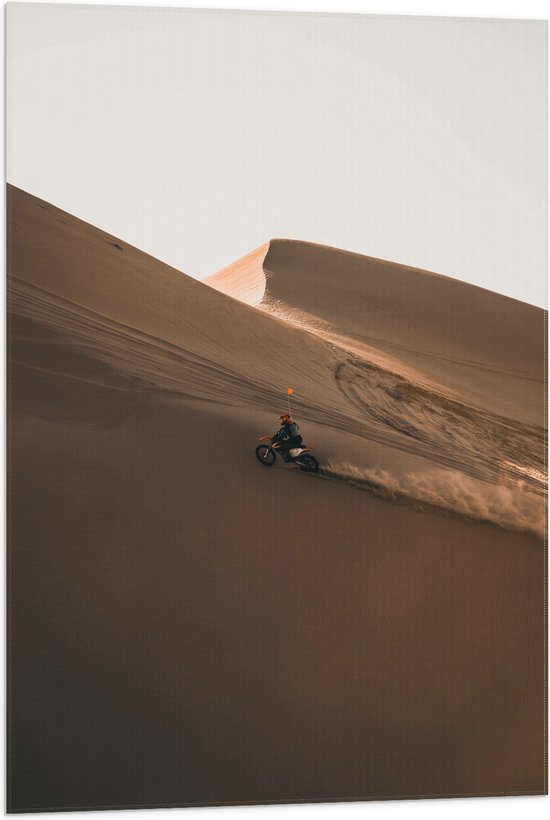 WallClassics - Vlag - Motorcrosser met Oranje Vlag op Berg in Woestijn - 60x90 cm Foto op Polyester Vlag
