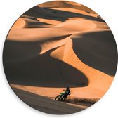 WallClassics - Dibond Muurcirkel - Groene Motorcrosser in Woestijnbergen - 50x50 cm Foto op Aluminium Muurcirkel (met ophangsysteem)