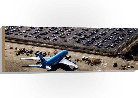 WallClassics - Hout - Blauw Vliegtuig op Vliegbasis - 120x40 cm - 12 mm dik - Foto op Hout (Met Ophangsysteem)