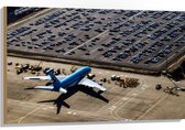 WallClassics - Hout - Blauw Vliegtuig op Vliegbasis - 105x70 cm - 12 mm dik - Foto op Hout (Met Ophangsysteem)