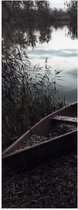 WallClassics - Poster Glanzend – Oud Schippersbootje bij het Water - 20x60 cm Foto op Posterpapier met Glanzende Afwerking