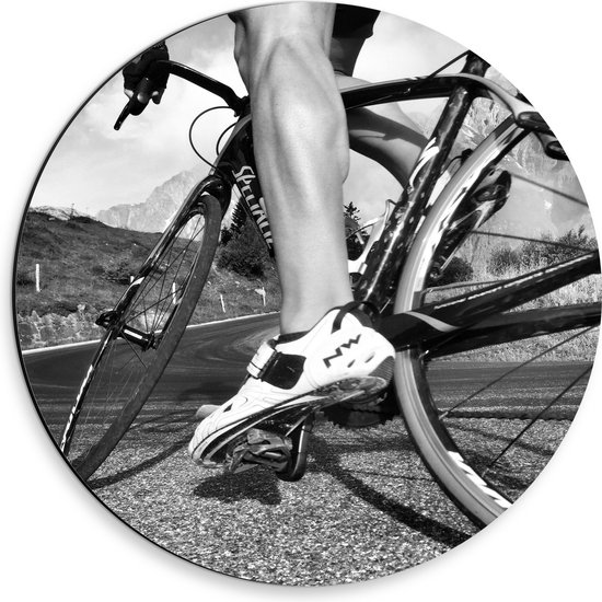 WallClassics - Dibond Muurcirkel - Gespierde benen van Wielrenner (zwart/wit) - 30x30 cm Foto op Aluminium Muurcirkel (met ophangsysteem)