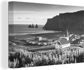 Canvas Schilderij Dorp Vík í Mýrdal in IJsland - zwart wit - 60x40 cm - Wanddecoratie